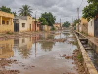 Illustration générée par IA : rue inondée au Sénégal, eaux stagnantes et caniveau après de fortes pluies.